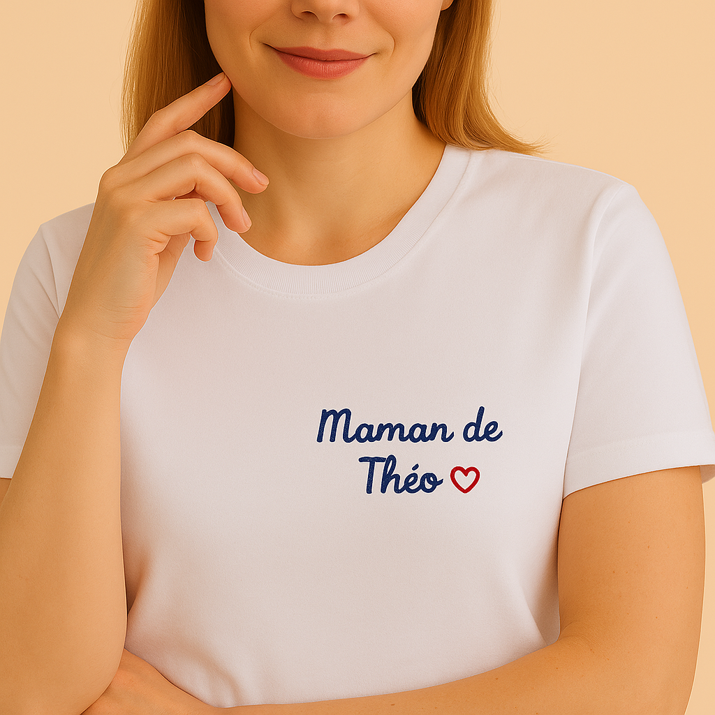 Image d'une femme portant un t-shirt personnalisé - un cadeau de naissance pour maman