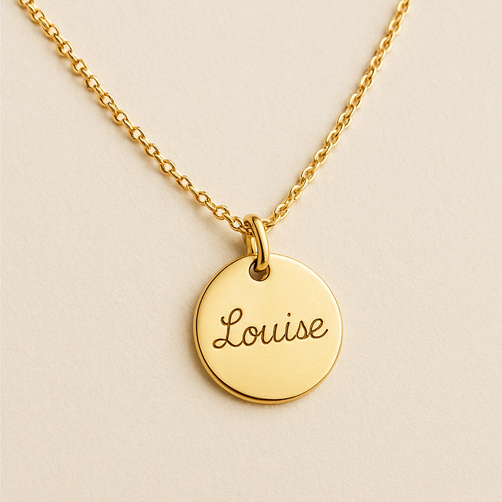 Illustration d’un pendentif gravé : une idée de cadeau de naissance symbolique