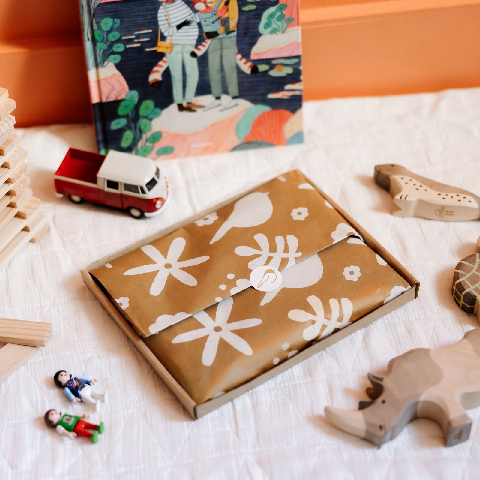 Photo du coffret cadeau de naissance personnalisé Les Nonnettes entouré de jouets